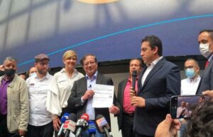 Petro oficializa su candidatura a la consulta del pacto