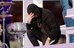 El rapero estadounidense Eminem genera polémica al arrodillarse durante el espectáculo de medio tiempo del Super Bowl