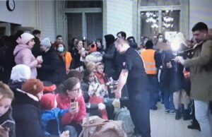 Una estación de tren polaca acoge a miles de refugiados que huyen de Ucrania