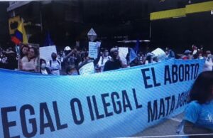 Miles de personas rechazan la despenalización del aborto en Colombia