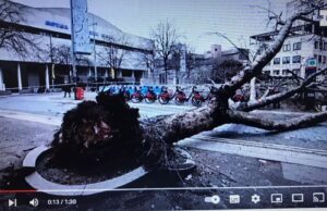 El vendaval de la tormenta Eunice deja dos muertos y paraliza el Reino Unido
