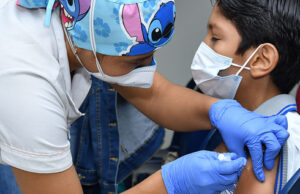 Baja el cuarto pico de la pandemia: autoridades se mantienen en guardia contra el covid-19