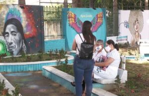 Mujeres artesanas embellecen la ‘cara’ de parques en Sevilla, Roldanillo y Ginebra e impulsan el turismo