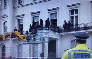 Okupas toman la mansión de un magnate ruso en Londres como protesta