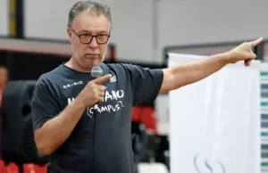 Campus Magnano comparte sus conocimientos de baloncesto en Cali.