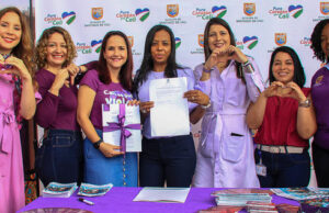 Ramillete de violetas engalanó la plazoleta del CAM
