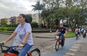 Planeación da ejemplo y llega en ‘bici’ a la Alcaldía