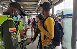 La Policía realiza comparendos en el MIO por evasión del pasaje y seguridad vial