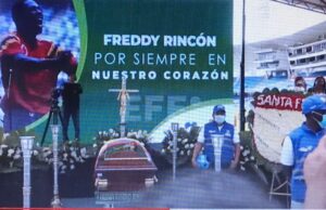 Familiares y fanáticos despiden con rosas blancas y música a Freddy Rincón