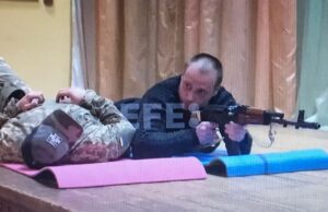 Clases militares exprés para luchar en el frente de batalla en Ucrania
