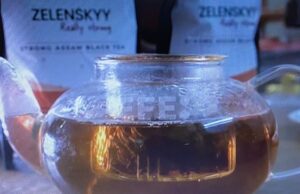 Té con oro, té Zelenski, té picante… un empresario indio busca su lugar