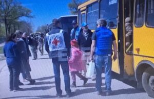 Ucrania logra evacuar al primer centenar de civiles de la acería de Azovstal