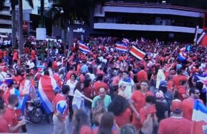Costarricenses celebran el pase de su selección al Mundial de Fútbol Catar 2022