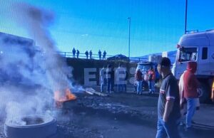 Bloqueos de vías en varias provincias durante tercer día de protestas en Ecuador