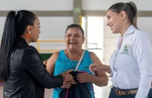 Gestión Social del Valle entregó kit con ropa a más de 200 mujeres afectadas por las lluvias en Caicedonia