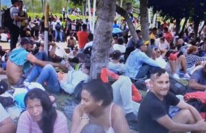 Caravana de migrantes tramita documentos en sur de México para avanzar a EE.UU.