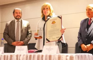 La Gobernadora del Valle recibe la distinción ‘Mujeres que Gobiernan y Transforman la Sociedad’