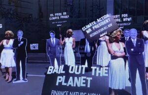 Drag queens vestidas de Marilyn Monroe le cantan a los presidentes americanos