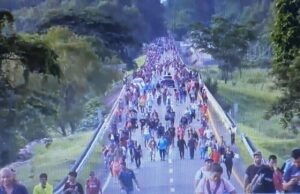 Caravana migrante se dispersa pero no detiene su paso por el sur de México