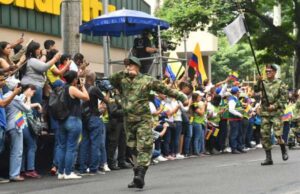 Las familias volvieron a vivir presencialmente el desfile del 20 de julio