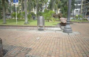 Reubican cestos de basura dentro de la Plaza de Cayzedo