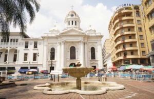 En la Plaza de Cayzedo volvió a brotar el agua de las fuentes ornamentales