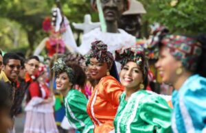 Colonias del Pacífico desfilaron en un marco de belleza, alegría y folclor