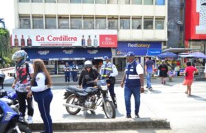 Movilidad rechaza agresión a agente de tránsito que cumplía sus labores