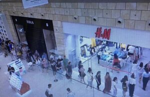 H&M reabre tiendas en Rusia y provoca grandes colas antes de salir del país