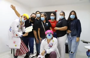 La ‘Biblioterapia’ lleva alivio a pacientes del HUV y la Clínica Versalles