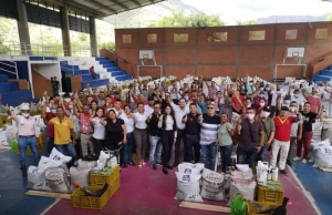 Madres cabeza de hogar de Bolívar fortalecen sus cultivos de hortalizas con los insumos del programa Valle Agro