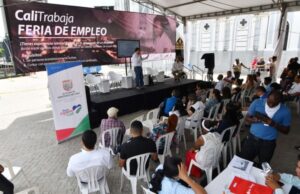 Jóvenes acudieron de forma masiva a feria de empleo para aspirar a cerca de 1000 vacantes