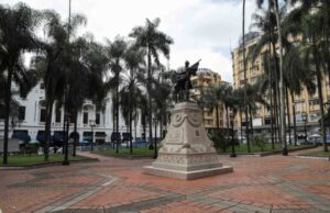 Dagma socializo intervención ambiental en Plaza de Cayzedo