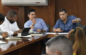 Alcaldía de Cali y gremio de taxistas trabajan de la mano para mejorar el servicio
