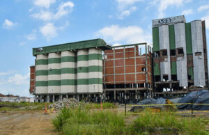 Implosión de antigua planta de Bavaria da paso a la transformación del centro de Cali