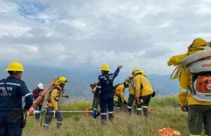 Bomberos hacen presencia en obra de Cristo Rey