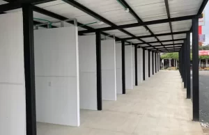 Con el traslado temporal de 40 comerciantes, el tradicional Parador Blanco de la Gelatina en Andalucía se prepara para su transformación