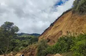 Con maquinaria amarilla, Gobierno del Valle atiende movimiento de remoción en masa de gran magnitud en Versalles