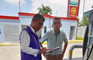 Selladas dos mangueras de combustible en una estación de gasolina