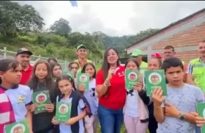 Con artesanías elaboradas con material reciclado y huertas escolares, se siembra la semilla de la educación ambiental en El Cairo