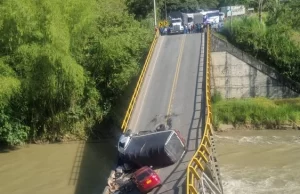 ‘Estamos trabajando unidos para encontrar una solución a la caída del puente sobre el río La Vieja, que comunica al Valle con Quindío”