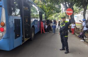 Niños con discapacidad visual y auditiva disfrutaron con la Policía
