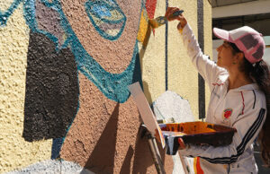 La ‘Calle del sabor’ se llena de color con graffiti urbano que exalta las culturas populares