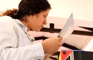 Así es como una estudiante con discapacidad auditiva es respaldada en su educación por Bellas Artes
