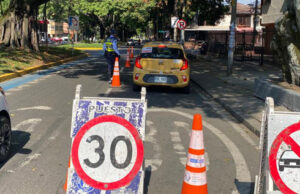 Movilidad rechaza porte de arma por parte de uno de sus agentes de tránsito, en puesto de control