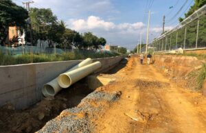 Megaobra Ampliación de la carrera 80 avanza con la fundición de vigas en el canal Nápoles