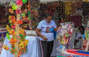 Madres, abuelas e hijas mantienen viva la dulce tradición de los ahijados