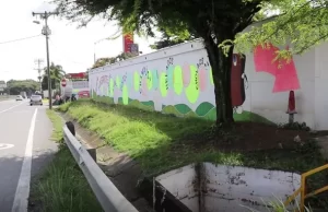 Volantes y murales guían a compradores de mecato en el Parador Blanco de la Gelatina, mientras el parque se transforma