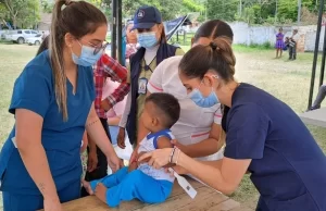 Con ruta de atención en salud, el Gobierno del Valle acompaña población indígena que se desplazó a la cabecera de El Dovio
