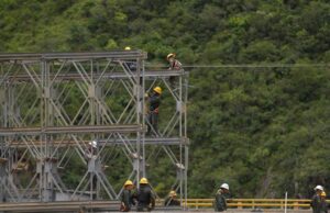 Presidente Petro expresa condolencias a familias de víctimas de tragedia de Quetame y llega al lugar de la tragedia